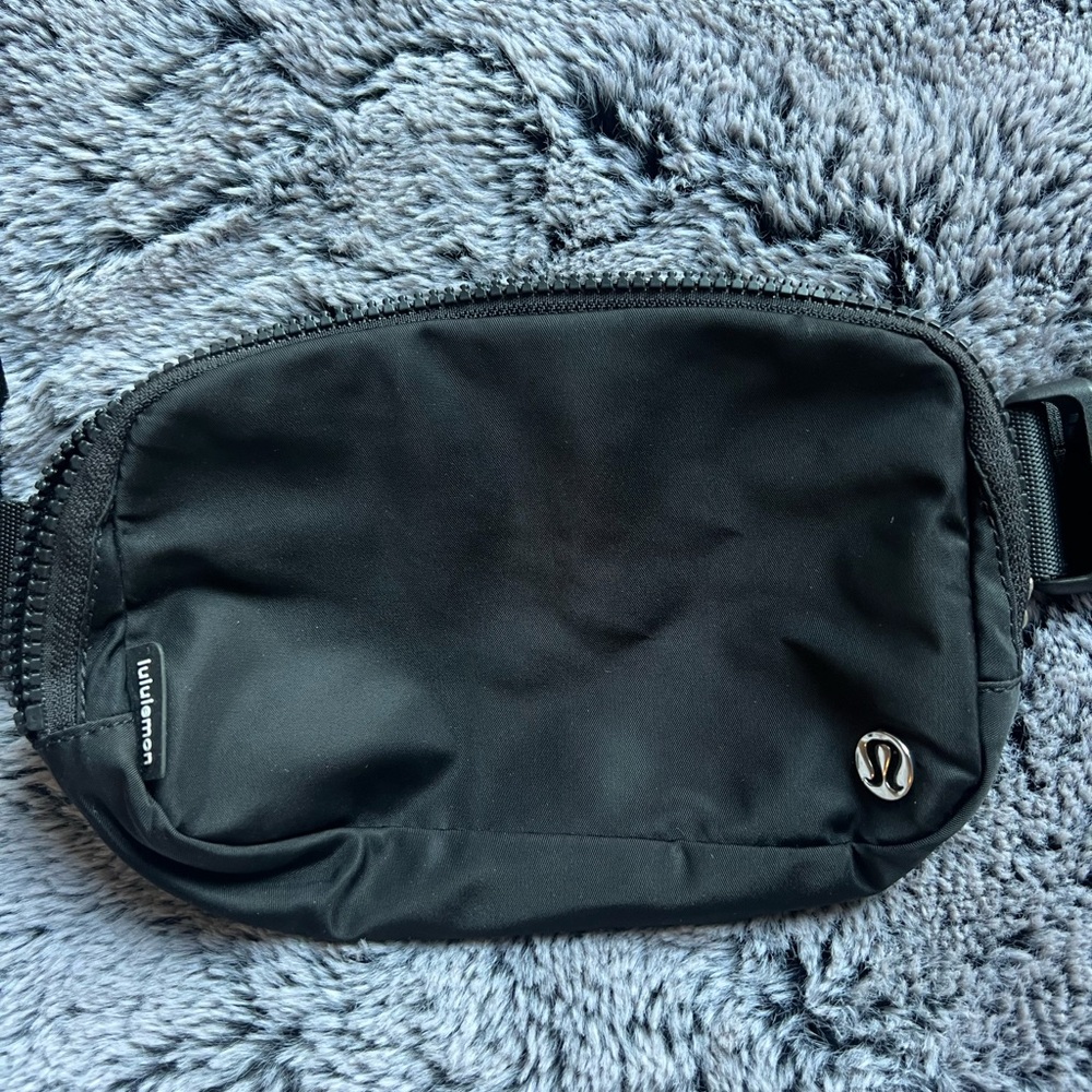 LULULEMON- Everywhere Belt Bag 1L